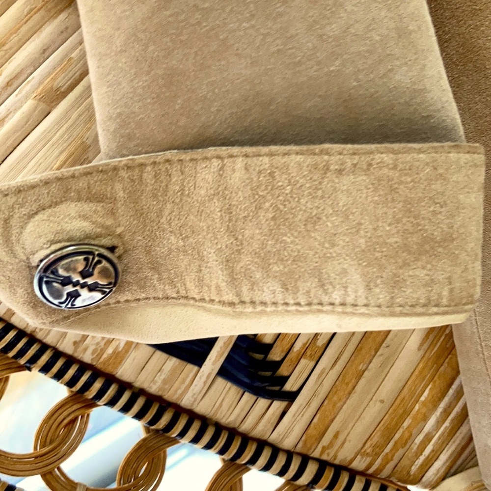 Versatile Camel Suede Jacket - image 5